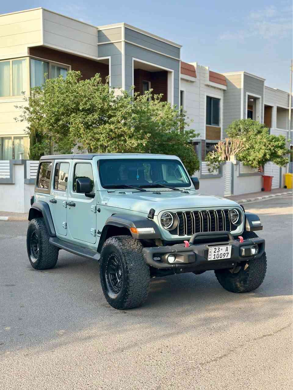 Jeep Wrangler sport 2023🩶
➡️محرك 4 بستم توربو بنزين 
سيارة مرتفعة من امريكا 
🩶لون سمنتي جديد مميز 🩶
⛓️ماشية 29 الف 
🖥️شاشة وسط  
🎆 جامات كهرباء عدد 4
🆎بصمة تشغيل 
📳 Car play  
⬆️سقف فايبر كلاس متحرك 
↕️تثبيت سرعة 
✅ 4X4 
⛰️طخم تايرات جبلي 
📷كامرة خلفي 
🔍Media (Tipe\C & USB)
➿traction control \ مانع انزلاق
➰نضام تسلق 
🔘 Auto Start 
♾️دشبول الكتروني 
✔️سيارة بيهه نص جاملغ خلفي فقط بدون دواخل بدون ايرباك

📲*********** السليمانية, العراق
