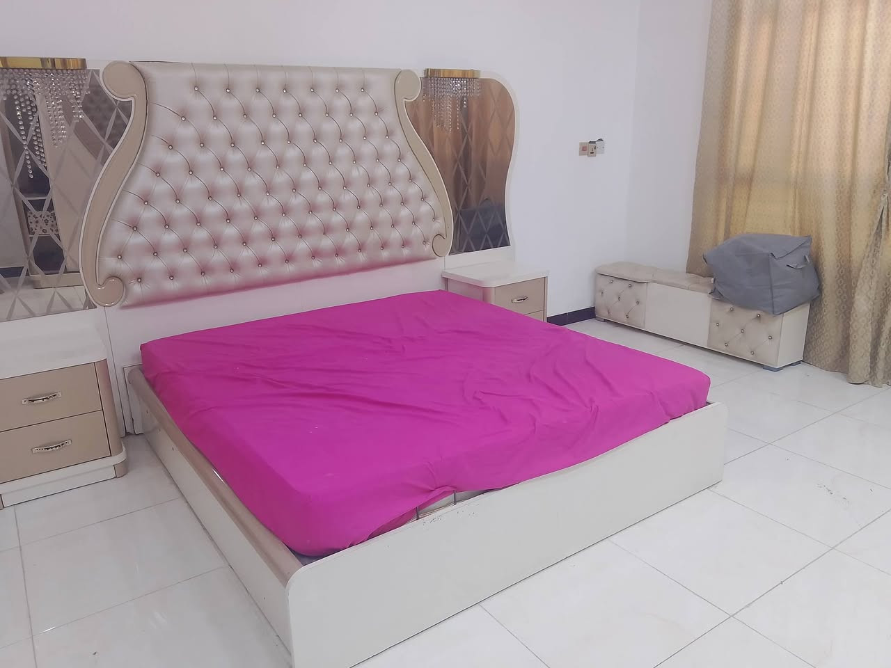 السلام عليكم غرفه نوم تركي مستخدمه ضخمه بلوك اصلي تكمه مجرات هيدروليك شيزلون زاويه جك خزن جربايه بيها ضرر سجه باب الكنتور لازم تتبدل ومصور الضرر 
العنوان بغداد قرب علوه الرشيد 
***********
السعر 500الف
