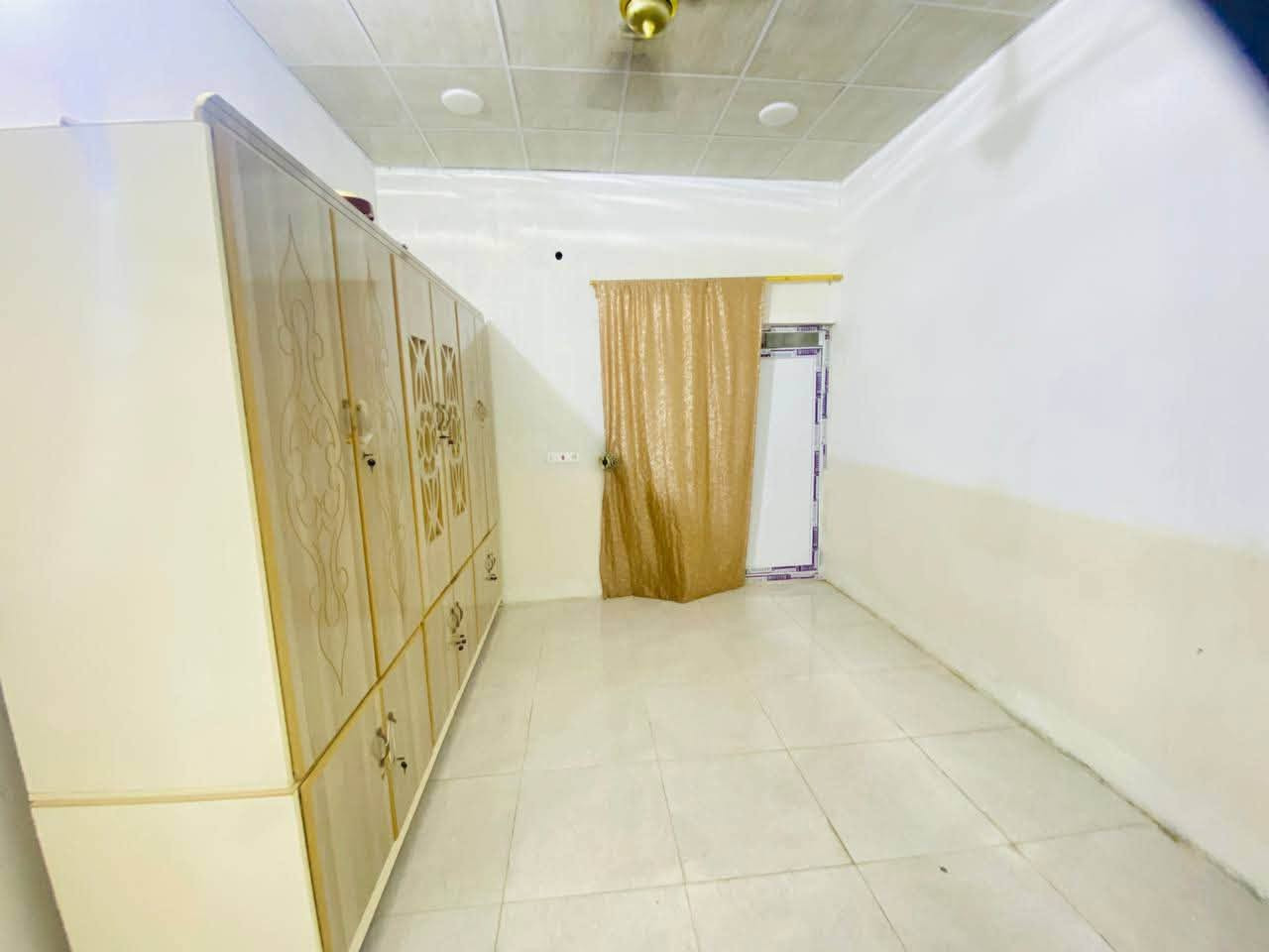 🏡 بيت للبيع

📍 الموقع: نهاية حي الشرطة – آخر فرعين، يم العويسات، فرع مُبلّط.

📐 المساحة: 180 متر.

✨ مواصفات البيت:

* غرفتا نوم.
* استقبال.
* مطبخ.
* بيتونة.
* حزام سيراميك في الاستقبال والمطبخ فقط.
* أرضية البيت كاملة سيراميك.
* سقف ثانوي.
* جميع الخدمات متوفرة.
* البيت مرتب وجاهز للسكن ولا يحتاج أي مصروف.

💰 السعر: 60مليون دينار.

📞 للاستفسار:
***********
***********
📲 اتصال وواتساب متوفر
