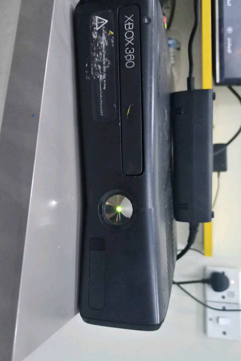 xbox 360 شغال ما بي شي بي العاب29لعبة ويا نظام اورورا وتكدر تنزل علية اذا تريد يجي ويا ثلاث يدات واير مو لاسلكي ما يدعم الاسلكي فقط واير