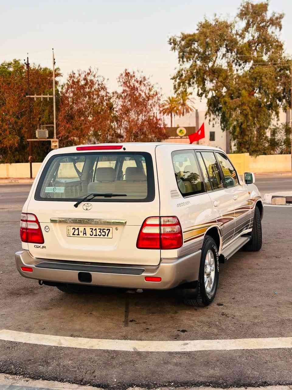 لاندكروزر 2005
رقم أصل
فول مواصفات
السيارة بشرط الشركة (بلاد).
حتى الدعاميات بدون صبغ.
من الصفر باقية يمّي.
المواصفات:
 فول مواصفات
 قير أوتوماتيك ودخل أصفر (جلد/بيج)
 ثلاجة و
 فورمايكا وقفل أكسل (دبل كير / قفل دفرنش)
 3 أونشات كوشن وتبريد مركزي (ثلاث أسطر مقاعد)
الشروط:
 القير والمحرك والأكسل بشرط ما مفتوحين نهائياً.
 ماشية (105,000) كم حقيقي.
 سنوية جديدة باسمي.
 بشرط من الدعامية للدعامية وبدون أي نكشة أو صوت.
رقم صاحب السيارة: *********** 📲
