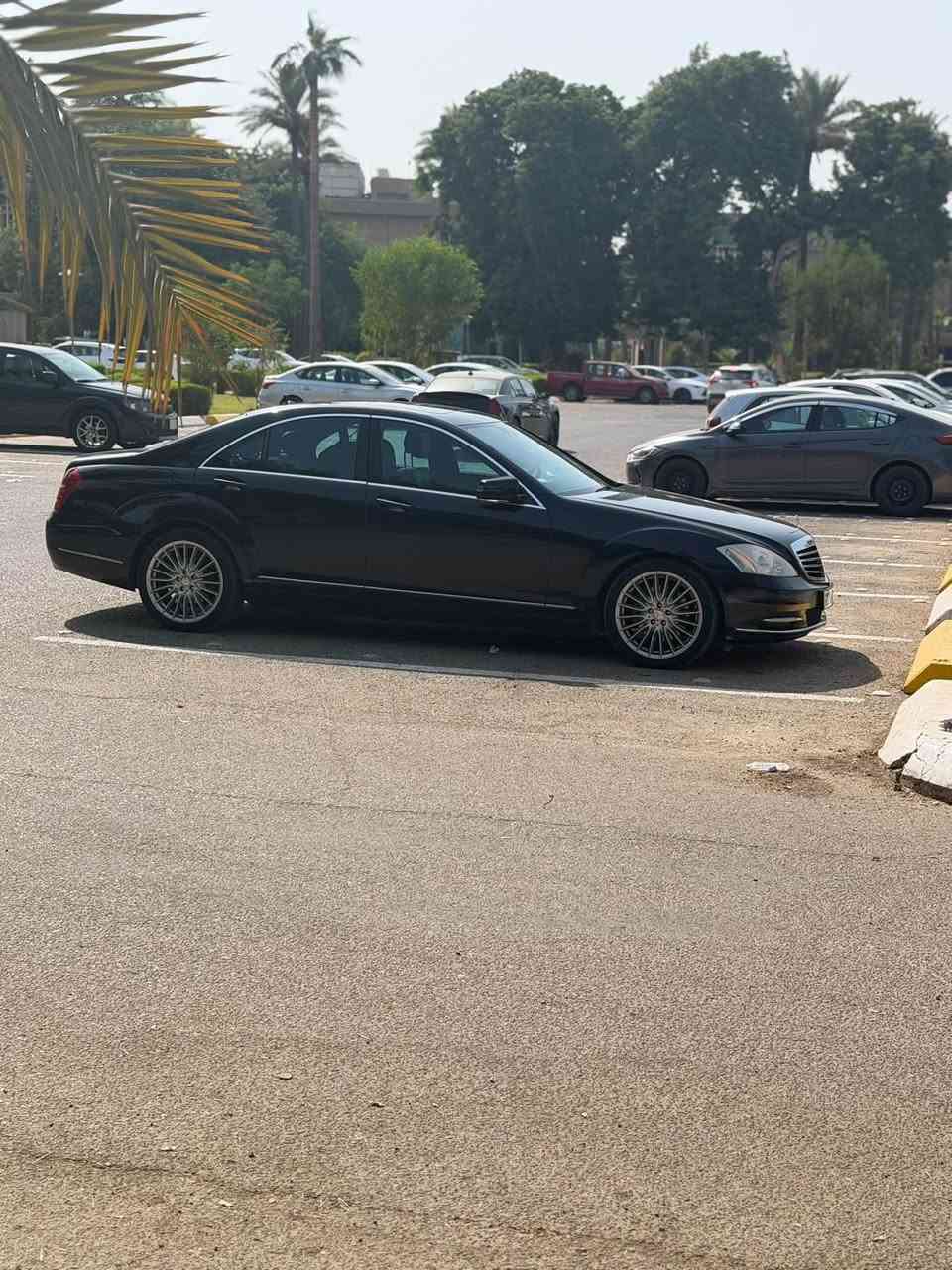 🚘 مرسيدس S350 | موديل 2009 محدث 2013

✨ للبيع – بغداد

المواصفات والتجهيزات:
• محرك 6 سلندر 3500cc – الحجم المرغوب
• كير أوتوماتيك
• تعليق وجكات هوائية
• سلايد روف – 3 وضعيات
• تبريد 3 قطع
• سايد بريك بصمة
• تلفون + ماوس تحكم
• CD Changer – 6 أقراص
• بردات كهربائية – 5 قطع
• مقاعد كهربائية: تدفئة + تبريد + مساج + قاصّة + Memory
• داخلية جلد أسود مع تطعيم صاج
• أبواب وجنطة شفط
• مري شفط وقلّاب
• تعتيم ليلي
• إشارات زراك لايت
• لايت زينون داينمك
• تجاوي كهرباء
• مرايا داخلية وجانبية عاكسة للضوء
• جوستكات قيادة بالستيرن
• نظام سماعات Full Stereo
• GPS
• حساسات أمامية وخلفية
• إنارة داخلية متغيرة للدشبول
• تايرات Dunlop
• بطارية جديدة
• صدر جديد
• وبعدها مواصفات وتجهيزات إضافية كثيرة

المعلومات:
📍 رقم أربيل – تحويل مباشر أو وكالة
🎨 اللون: أسود
🔧 الحادث: فقط هلال جامِلَغ خلفي (خلف السائق)
📍 مكان السيارة: بغداد
***********
