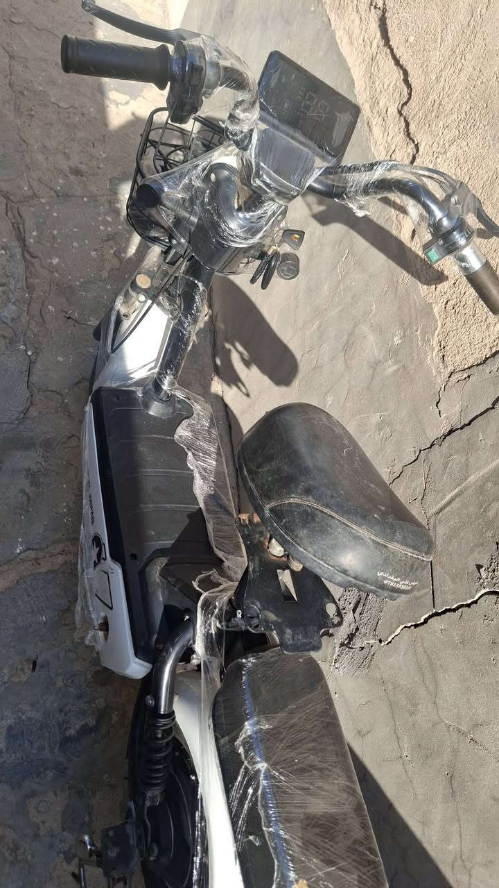 سلام عليكم دراجه كهربائية حجم14كلشي شغال فقط بطاريات 
سعر160بيه مجال قليل نجف حي الكرامه  او مراوس حجم20
عادي بدون بطاريات بس كون بنضافت لي عندي وشكرا ***********
