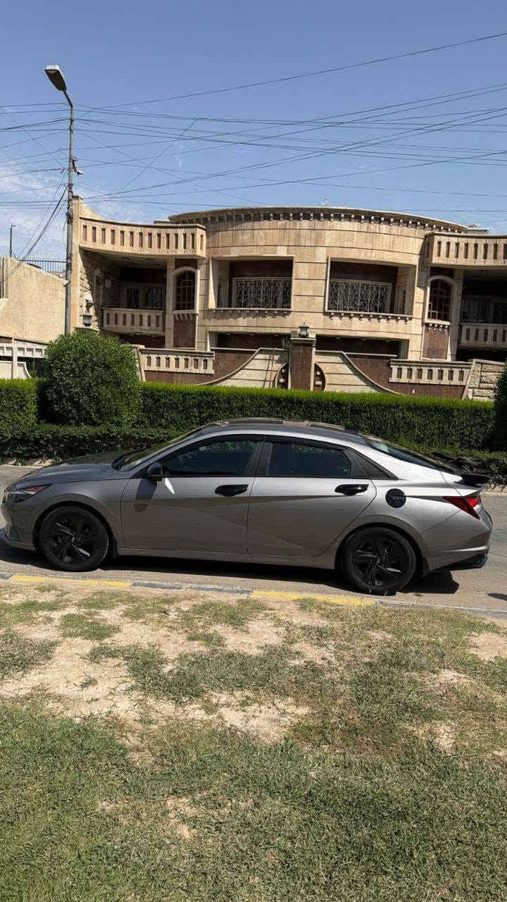🚘 للبيع هيونداي إلنترا SEL 2023 وارد أمريكي
▪️ الموديل: Hyundai Elantra SEL 2023
▪️ المحرك: 2.0 لتر 4 سلندر ( 2000 دوش ) 
▪️ گير CVT أوتوماتيك
▪️ دفع أمامي
▪️ اقتصادية جداً بالوقود 

المواصفات:
✅ شاشة 8 إنج
Apple CarPlay و Android Auto ✅
✅ كاميرا خلفية
✅ تدفئة مقاعد 
✅ تشغيل بصمة (Push Start)
✅ دخول ذكي (Smart Key)
✅ مثبت سرعة
✅ تحذير النقطة العمياء
✅ تحذير الخروج عن المسار مع المحافظة على المسار
✅ تحذير حركة المرور الخلفية
✅ حساسات وأنظمة أمان متطورة
✅ مرايا كهربائية مع تسخين (Edmunds)
✅ ماشية 57 الف كيلو متر 
✅ دوشمة كشنات لون اسود جلد خياط راقي 
✅ اضائة led محيطية داخلية 
السيارة نظيفة جداً، استخدام شخصي، لا تحتاج أي مصروف، جاهزة للفحص بأي مكان . محافظ عليها حتى بانزين بس محسن افولها وهي محركها 2000 دوش يعني تشرب كلشي ، بس معتني بيها الى اقصى درجة . 

حادثها بسيط فقط چاملغ خلفي ايمن . موجود سونار كامل للسيارة ،شرط الفحص. 

السعر: ( 160ورقة وبيها مجال بسيط جداً )�للاستفسار: ( *********** )
