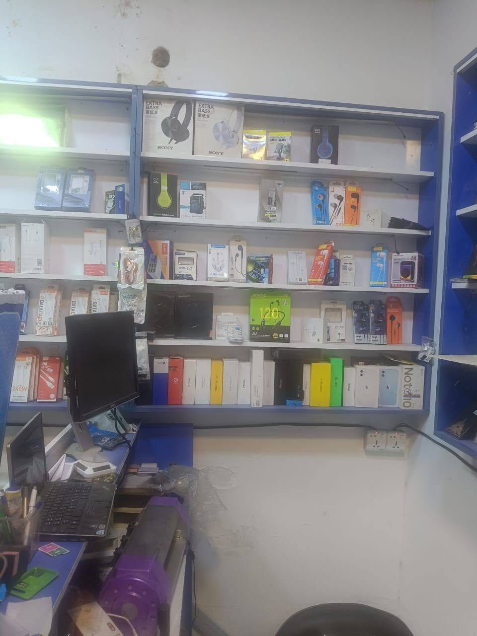 غراض محل موبايلات للبيع في كربلاء
اكسسوارات متكاملة في المخزن + المعروضات منضومه كامرات متكاملة مع ست رفوف وميز كبير وكرويتات عدد 2 مع كرسي كيمنك للتواصل ***********
