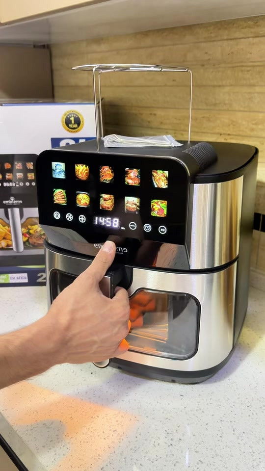 ⁨	إذا تحب الأكل يطلع مقرمش من بره وطري من جوه، فهاي القلاية راح تعجبك. 🔥🍟 سعتها 8.5 لتر، مناسبة للعوائل وتحضر كمية أكبر بدفعة وحدة. بيها عنصري تسخين من فوق وجوه حتى تستوي الأكلات بشكل متساوي وبسرعة، وقدرتها 2100 واط. تشتغل باللمس، وبيها 12 برنامج جاهز للأكلات الأكثر استخدامًا، وسلتها بطبقة مانعة للالتصاق حتى التنظيف يصير أسهل. وتستخدم دهون أقل بنسبة توصل إلى 95% مقارنة بالقلي التقليدي، مع تقنية EvenCrisp حتى تعطيك قرمشة حلوة من الخارج وتحافظ على طراوة الأكل من الداخل.  العاصمة  *********** ***********
