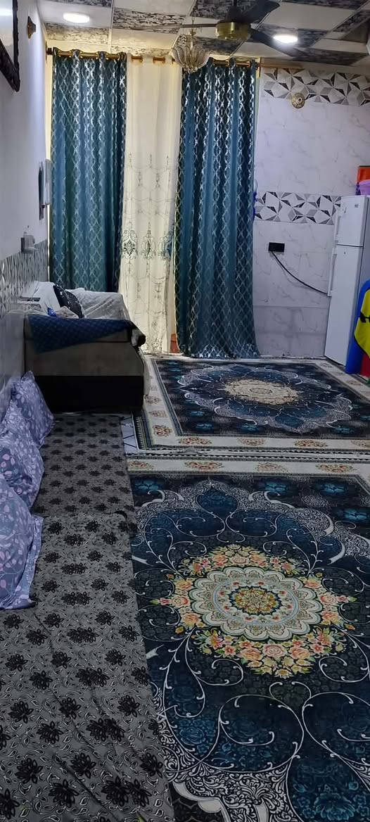 بيت البيع ٥٠ متر طابقين غرفه وصاله مطبخ وتخاريج 
طابق ثاني غرفه صاله وسطح 
شارع المطحنه قريب ع الشارع العام مقابل قريه الغدير خلف الصيدليه 
بناء حديث صب كونكريت 
تانكي ماي 
سخان 
واير مولده 
السعر ٢٧ وبي مجال قليل 
***********
