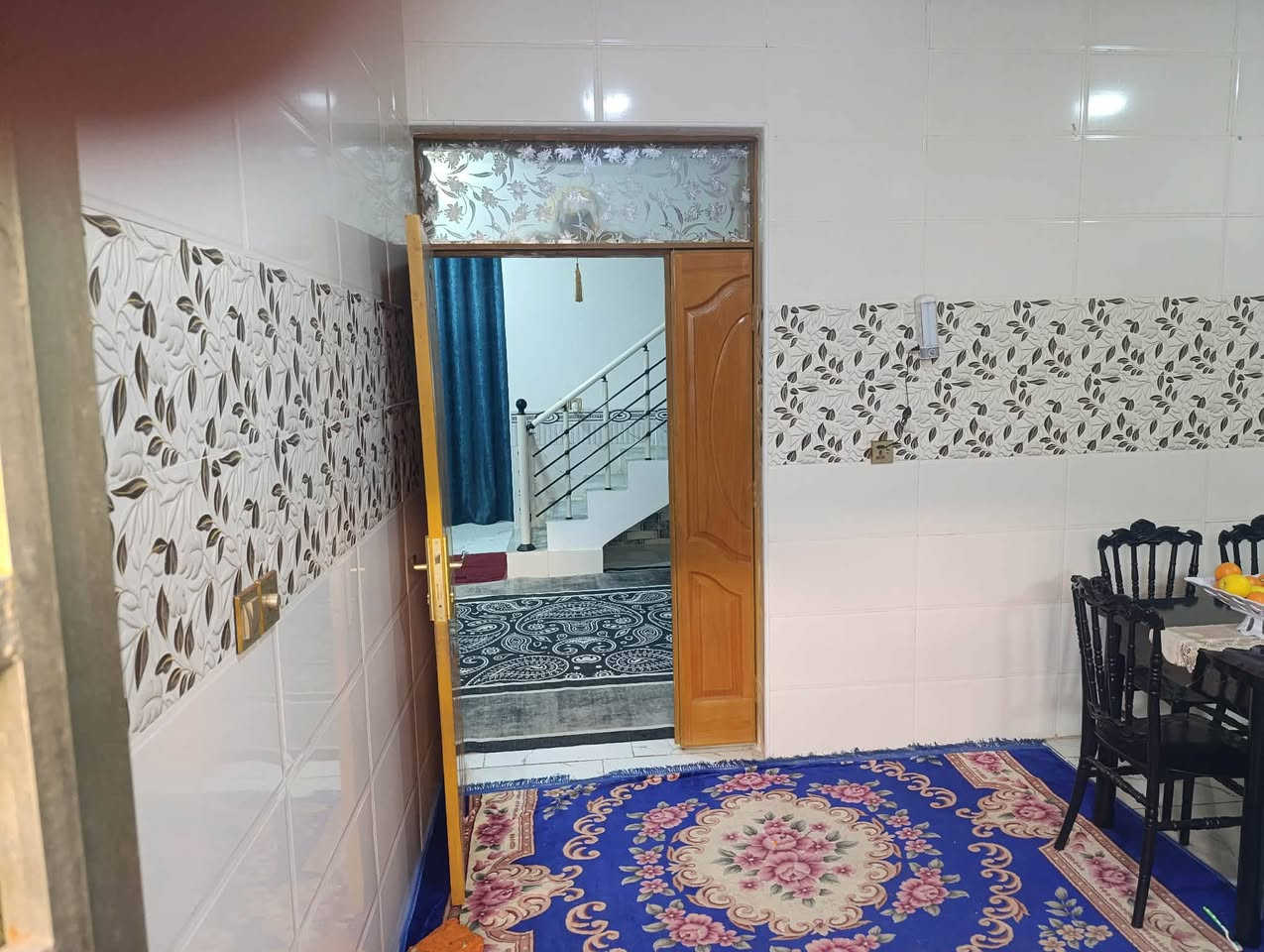 سلام عليكم  250متر للبيع اساس صب كونكريت بناء بلوك وعكاده يحتوي على غرفتين او صاله وستقبال ارضيه بورسلين سقوف ثانويه شارع المطار جديد بشارع علكم بشارع حاتم الخير نهايت المقرنص   سعر 68 او بي مجال ***********
