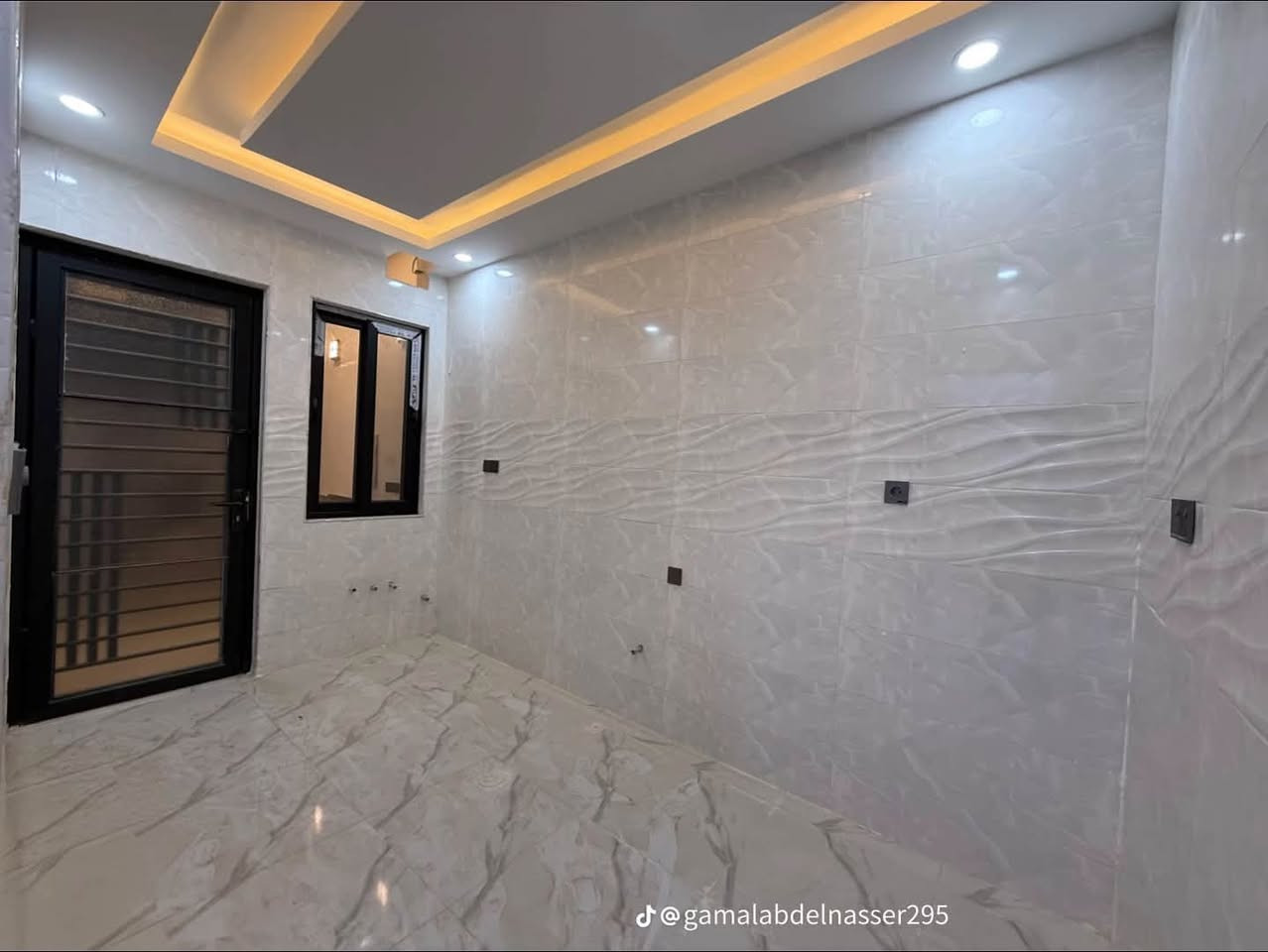 🏡🔥 دار للبيع بسعر لقطة | فرصة ذهبية للسكن والاستثمار 🔥🏡
دار مميز للبيع في حي تعليم – جمعية غرفة التجارة 📍
📐 المساحة: 120 م²
🏢 طابقين
🛏️ 4 غرف نوم
🛋️ هولين
🏠 استقبال
🚿 صحيات داخلية وخارجية
💎 الدار زيرو فول ومواصفات راقية جداً
▪️يحتوي ع منضومت كامرات وا انترنيت وا تبريد مركزي 
▪️ بورسلين
▪️ سيراميك
▪️ جبسون بورد
▪️ تشطيبات مرتبة وفخمة
▪️ماء وكهرباء درجه أولئ
⚠️التبليط وصل داخل الفرع قيد الانشاء 
💰 السعر: 86 مليون فقط
🔥 السعر جوا السوك 
📞 للاستفسار والتفاصيل:
***********  يحتوي ع واتساب
