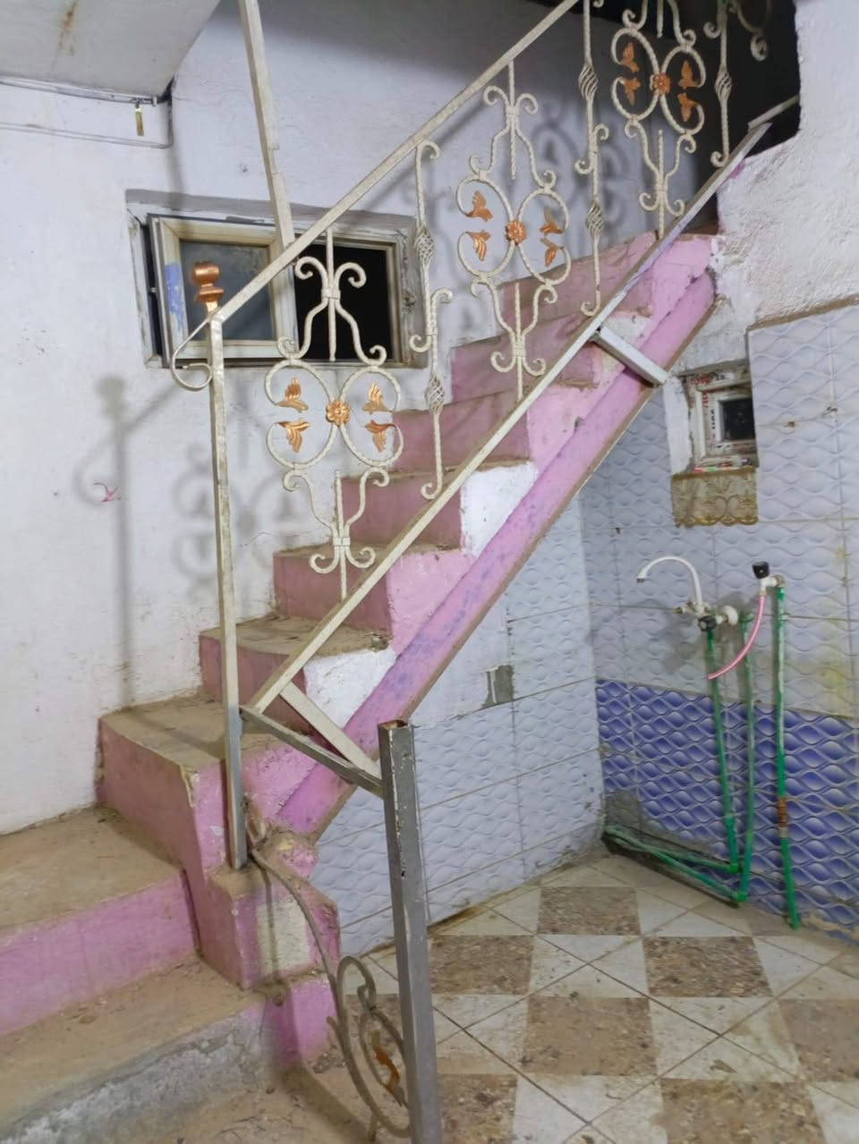 بيت للايجار في حي لمكرمة مكتب رشيد  موقعة كلش حلؤ يم لمدارس وقريب  علسوك لمسكف  وعلشارع لبيت 65 متر غرفة 6 مترات طولهة جبيرة كلش وصالة زغيرة ومطبخ  وصطح بي تخاريج اجارة 250  قفل للستفسار لاتصال علرقم هذا ***********
