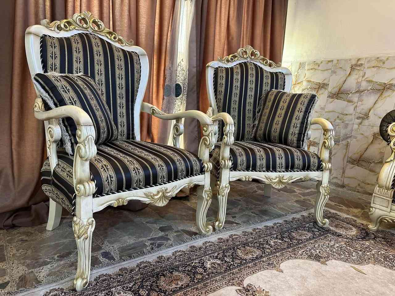 تركي ملكي خشب زان عشر مقاعد مع طبله وسطيه نظيف جداً 750 قفل مكانه المنصور***********
