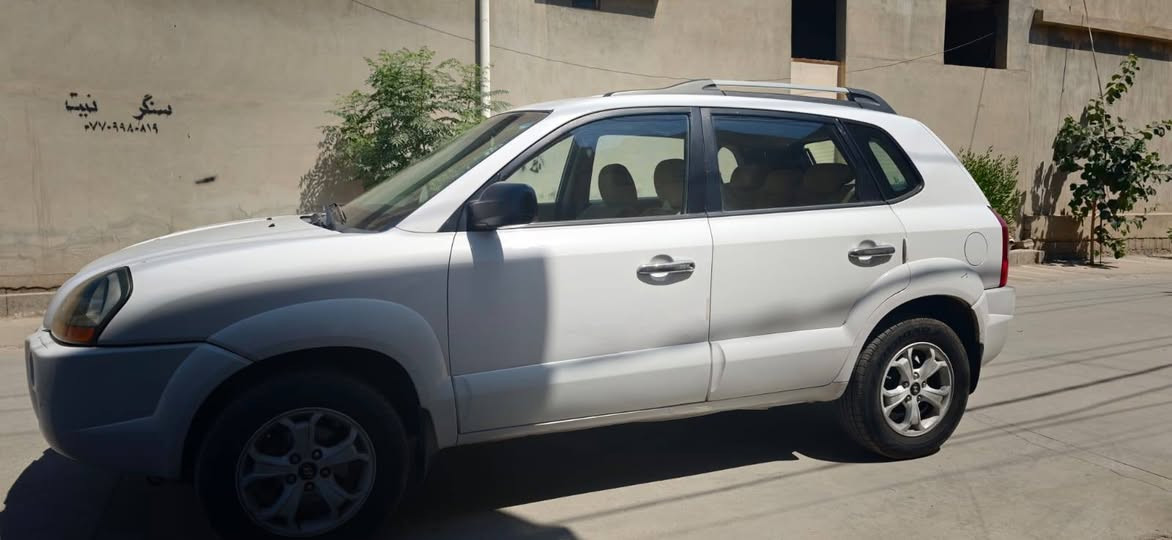 هۆندای تۆکسۆن 2009 یەک پارچەی بۆیاغە گێڕ و مەکینە و تەبریت بەشەرت سەنەوی و ڕەقەمی تازەیە سعری 100 وەرەقەو مەجال لەکەرکوکە سەیارەکە *********** كركوك, العراق
