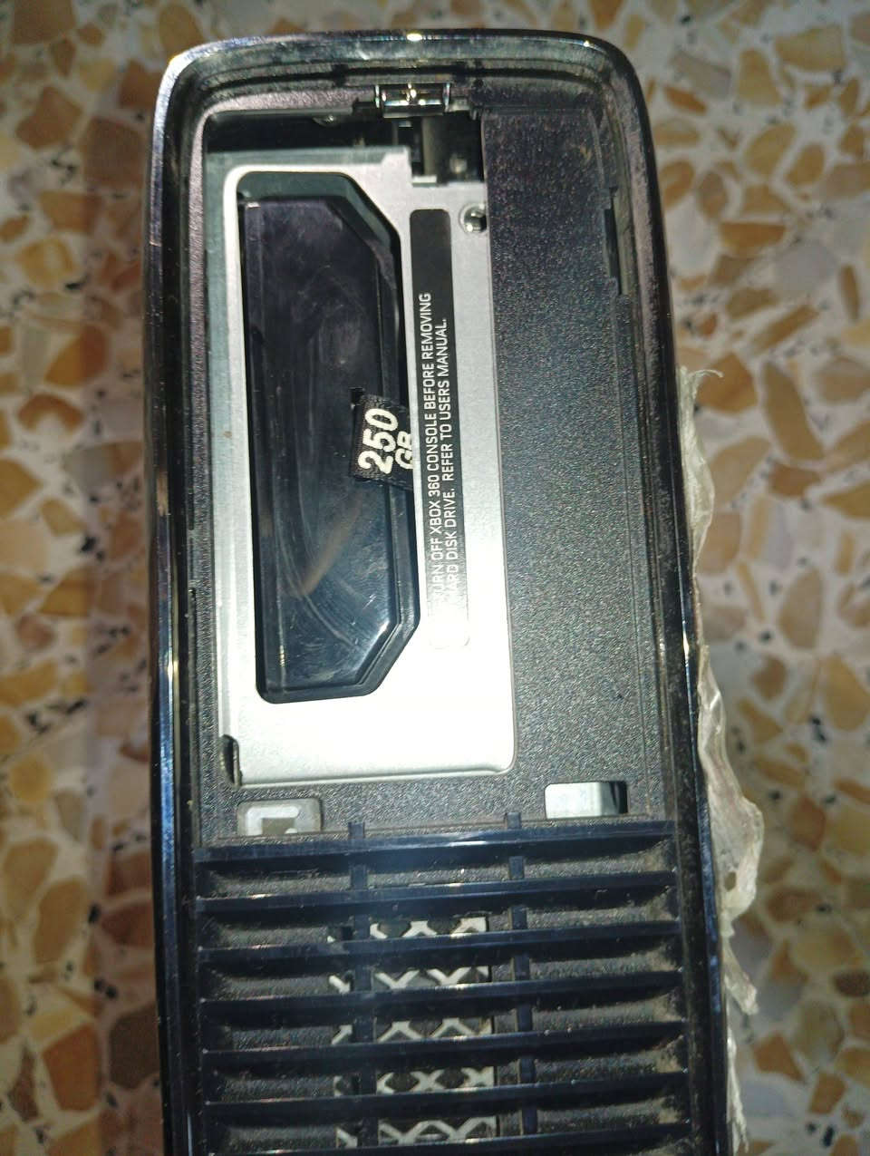 السلام عليكم 
XBOX 360 سلم
نضيف جدا مع كامل ملحقاته
جوستك واحد 
*********** واتساب 
السعر 100 قفل
