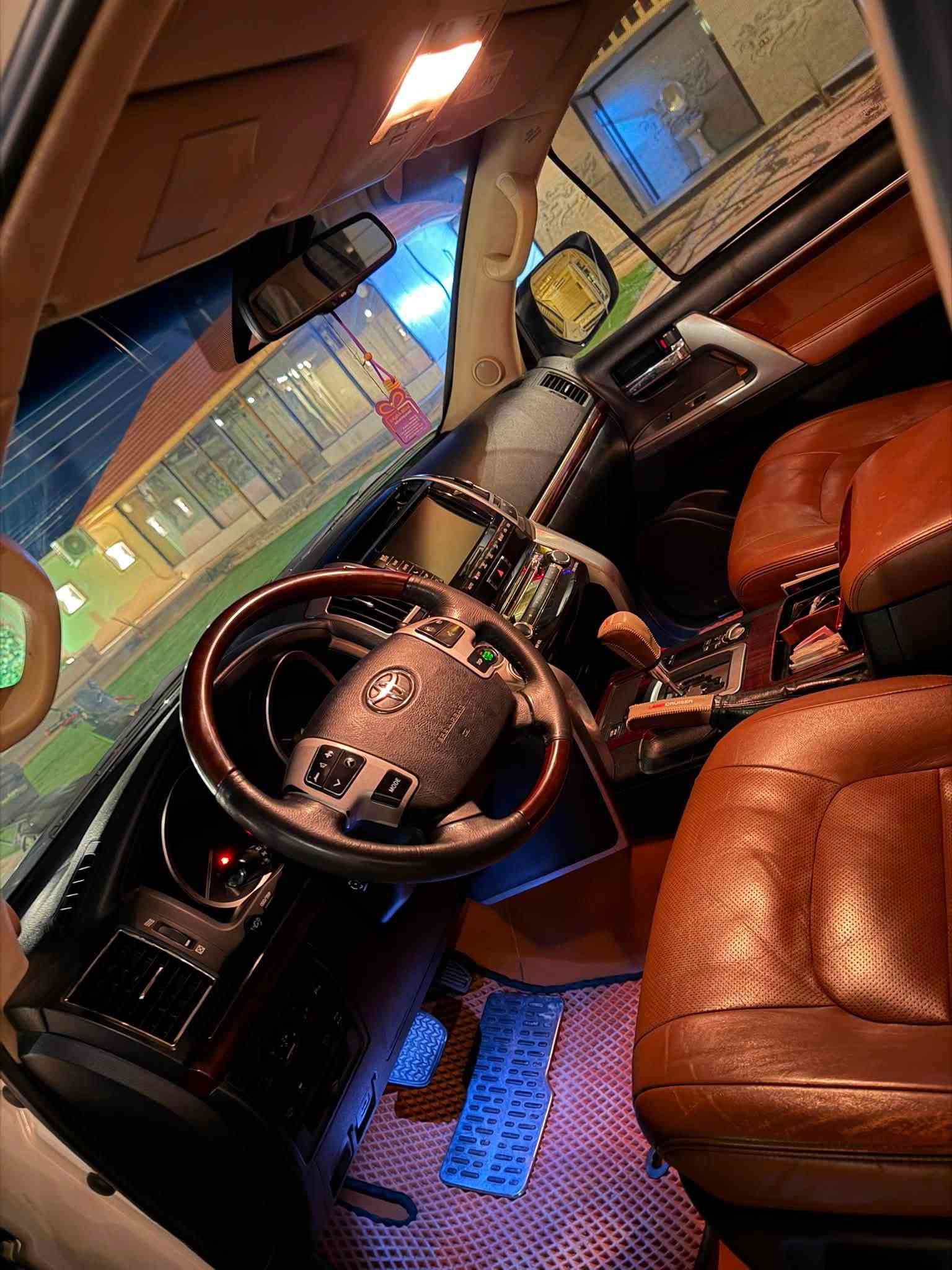 لاندكروز  2015.  VXR  محرك 8 سلندر 5700 فول مواصفات داخل قرميدي 
كفاله عامه من صبغ وفتح وتبديل ملاحضات جداً بصيطه 
تخم تاير جديد صدر جديد رقم بغداد 
ترهم مراوس 

غير متواجد عالنت اتصال فقط.  ***********

