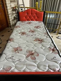 سرير • طاولة وسطية