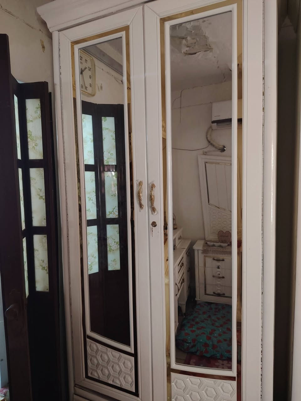 السلام عليكم غرفه نوم عراقيه توصا ثقيل تصميم تركي للبيع ٦ باب وملحق داخلي نظيفه جدا سعر مليون ونص وبيها مجال للاستفسار *********** الصليخ السبع ابكار
