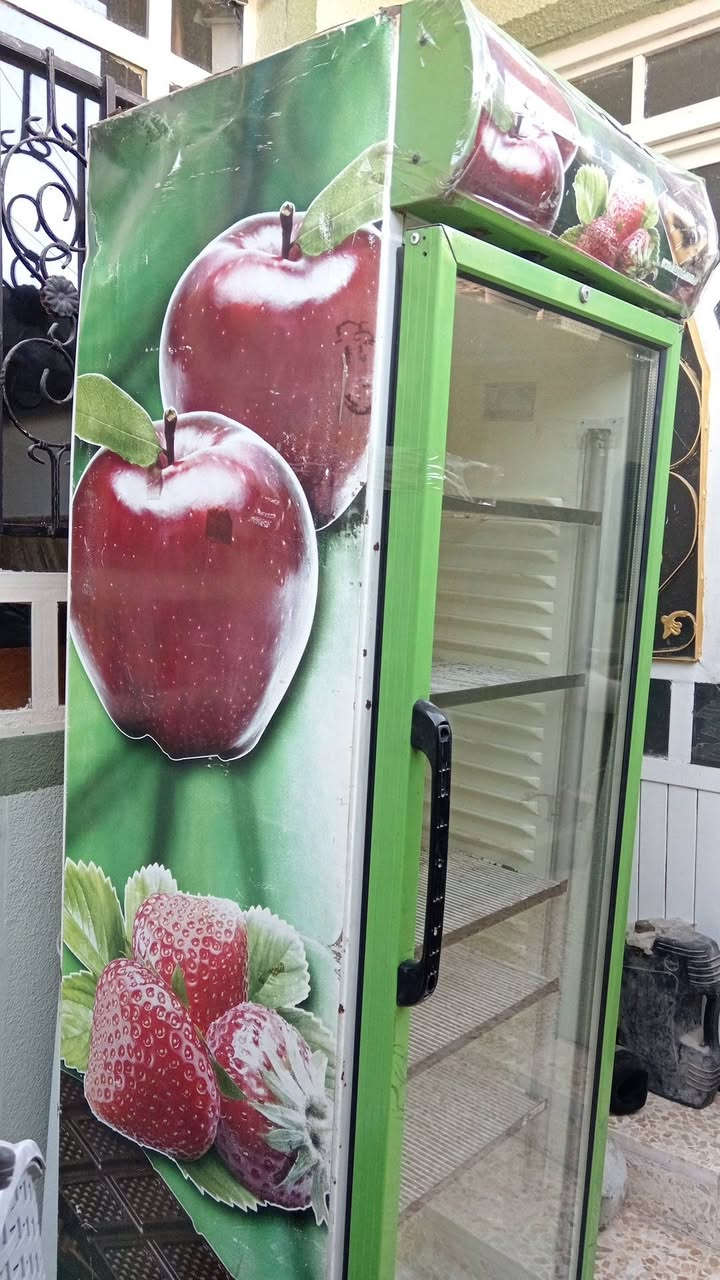 ثلاجة • للبيع • عارضه