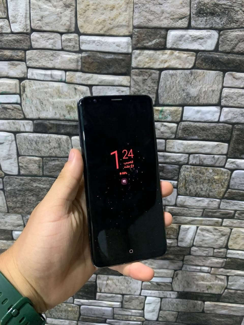السلام عليكم
Galaxy s9 Plus 
ذاكره 128 .. نضافته عاليه جدا 
دبل شريحه .. شحن سريع 
شاشه منحنيه سوبر امولد بيها طبع خفيف جدا
ببجي 60 فريم .. كاميرات رهيبه 
سعره ( 170 ) وبي مجال .. ملحقات كامله 
مكاني حله .. ***********
