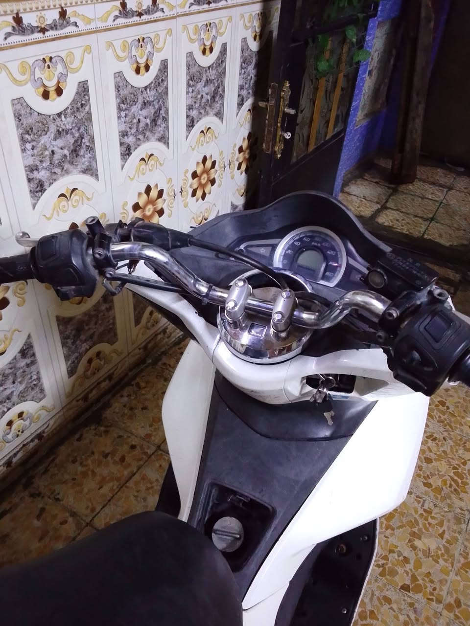 اسلام وعليكم بيسي إكس للبيع جيل ثاني ياباني JF مكينة 150دراجة كارتون تخبل نقص باب وجامة واقية مال صالنصة دراجة غسلتهة وكامت مدير سلف بس جكجك من يم الفيوزات وتحرك بالفيوزات وتفتح الشاير ولايت دراجة كوم حديد عالم كالو مغنطة وعالم تكول بالضفيرة قطع اني بيع كوم حديد تجي جيب سيارة وتحمل اكفلك بس سرقة مكاني بغداد مدينت الصدر السعر 850الف وماكو هيج ياباني ***********اتصل وتدلل
