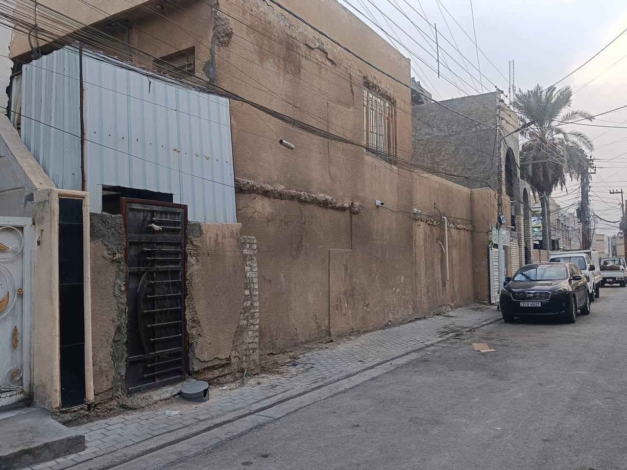 السلام عليكم
دار للبيع مساحة 280متر واجهه 19.5 نزال 14.5 يحتوي على ثلاث غرف نوم واستقبال  وصحيات خارجيه وداخليه الدار يصلح سكن او تفليش  ثاني دار بالفرع قريب ع الشارع العام 
 الموقع حي البساتين شارع الشيخ منهل سويس بركر ثاني بيت بالفرع 
للأستفسار  الاتصال
***********
