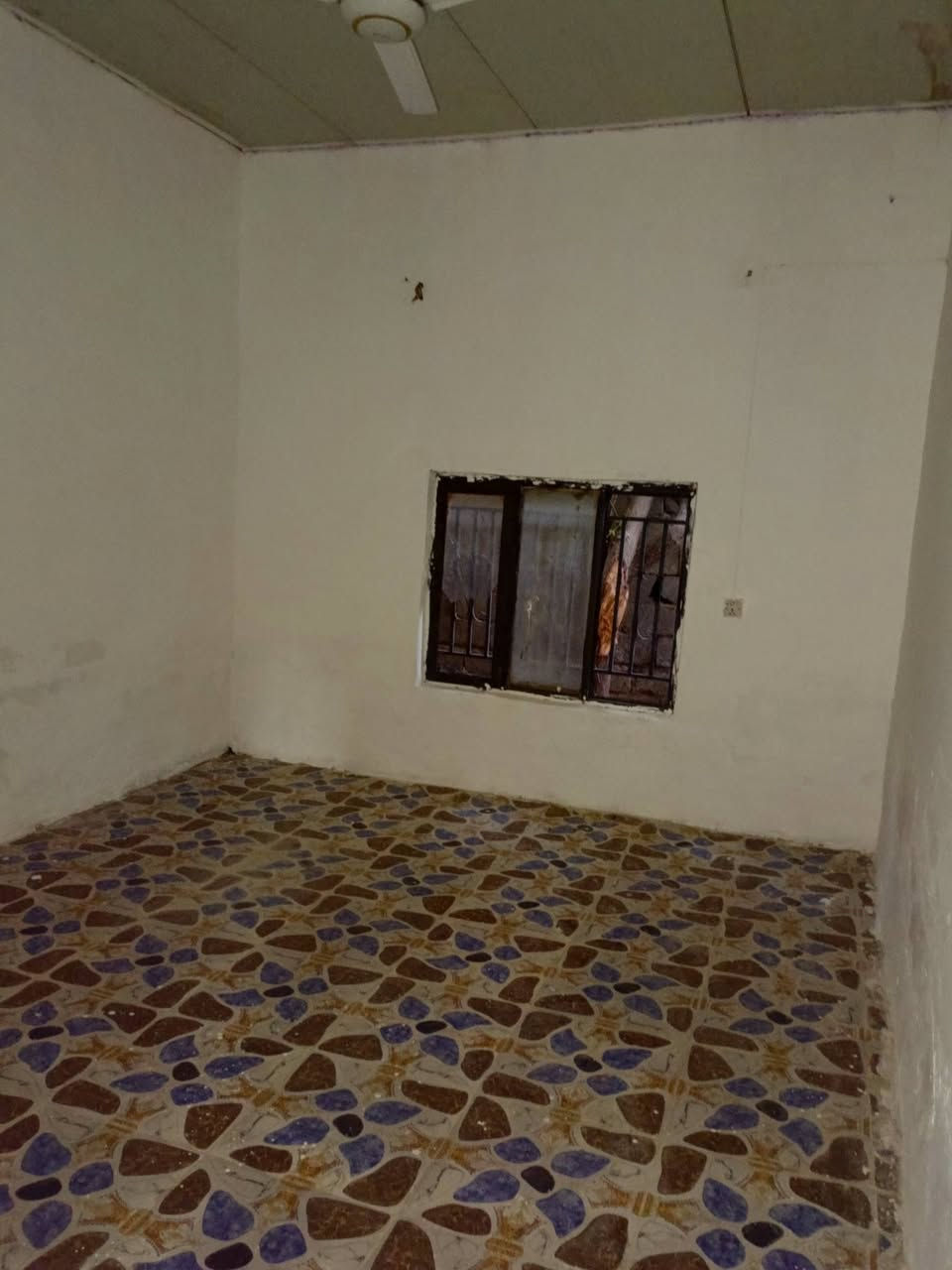 دار للبيع حي الجوادين مقابيل مجمع حي الجوادين يبعد عن الشارع العام 100م  (مساحة البيت 230متر )
يحتوي على غرفتين نوم 5في4 
وصاله جبيره ومطبخ جبير
واستقبال 6في4
وصحيات داخلية وخارجية

***********
***********
دار للبيع حي الجوادين مقابيل مجمع حي الجوادين يبعد عن الشارع العام 100م  (مساحة البيت 230متر )
