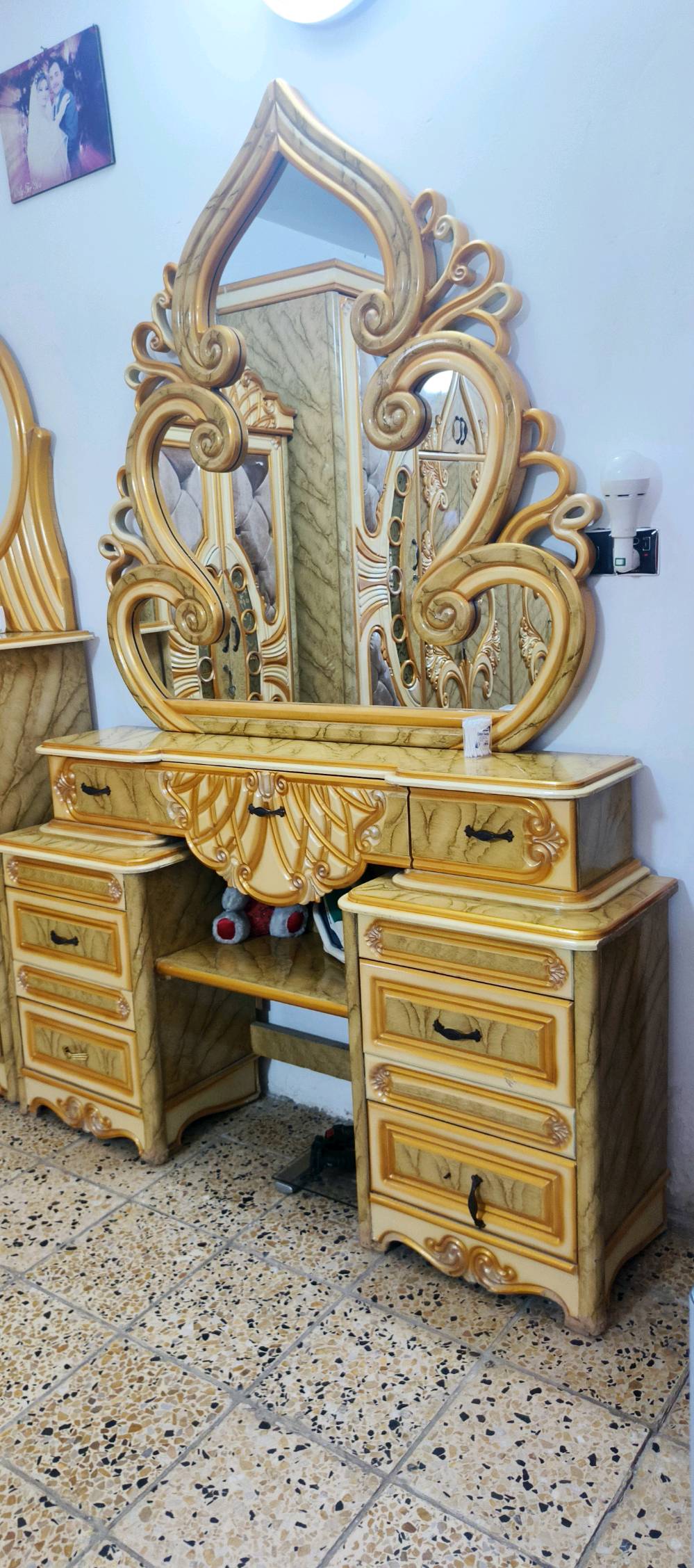 غرفت نوم للبيع 
كلش نضيفه خشب عراقي 
لون ذهبي 
جربايه تحتوي على مخزن 
كلشي موضح بل صور 🖼
سعر ملوين 100 بيه مجال للشراي 
***********‬‏
بغداد العبيدي