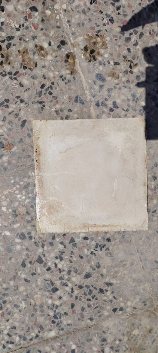 سلام عليكم كاشي30×30 (190 متر) كاشي مو مستعمل جديد بس متروك ما مجلي ما بي نقشة ابيض سادة مثل ما موضح بل تصوير  توصيل ما عندي ولا سيارة عندي تجي تحملة وتاخذة (وسعر المتر ٣ وبي مجال قليل) 
(العنوان المدائن مشروع الوحدة بل قرب من بسماية)
رقمي ***********
