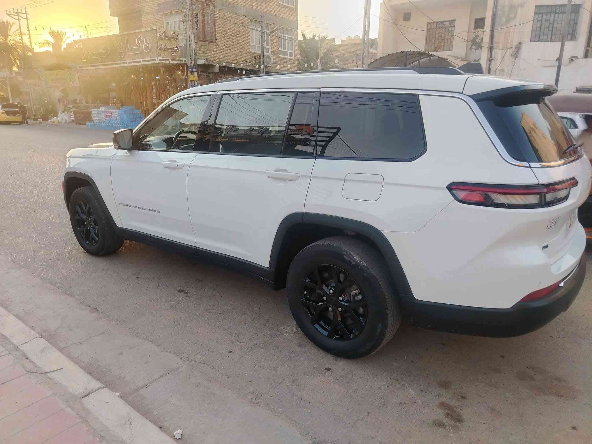 جيب لاريدو موديل 23 فول مواصفات 7 راكب كشنات منفصل سياحي جلد كامرات جانبيه حساسات خلفيفه اماميه رادار كامرات ع كشنات تتحكم صندوك كهرباء بنو راما وبعد هوايه مواصفات الي جانيه يعرفه السعر 310 حادثها جاملغ وبنيد السياره بالعماره *********** مراوس اونقد الي موشراي لايتصل
