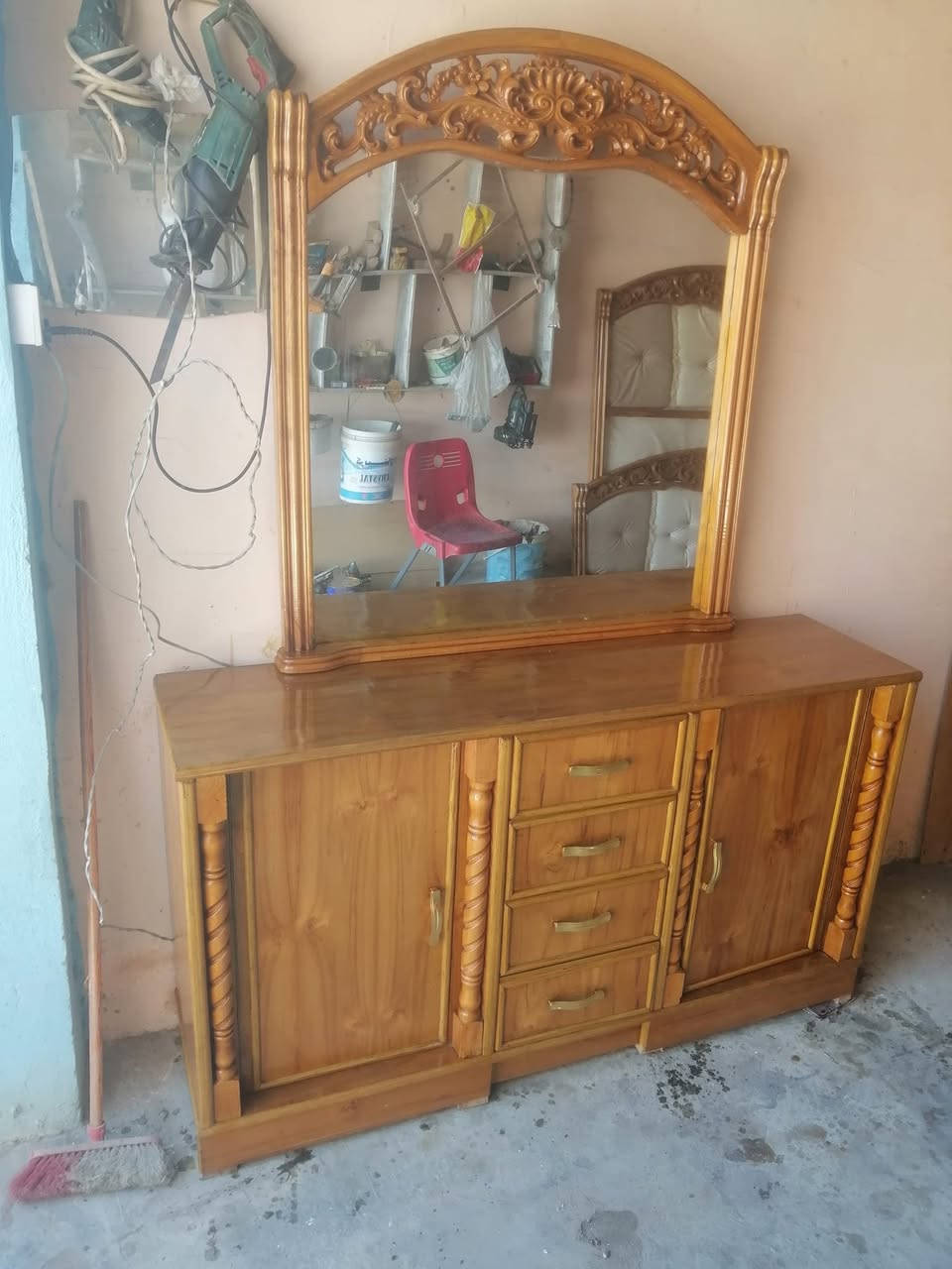 السلام عليكم اخوان غرفة اخشاب صاج حطاطة زان أخت جديدة السعرمناسب تعال خاص و تصل وبيك خير ودلل مكاني شهربان جسر عوني ***********
