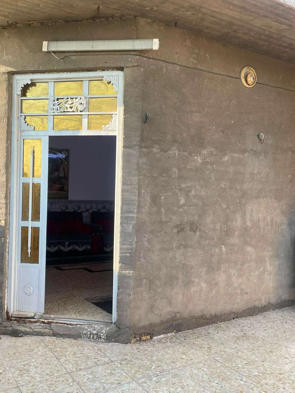 بيت للبيع او المراوس في منطقة الحميدية
مساحة البيت ٢٠٠ متر 
مساحة الحديقة ٦٠٠ متر

البيت يتكون من غرفتين نوم صحيات داخلي
صالة مطبخ استقبال
صحيات خارجي 

السعر ٩٥ 

الرقم:*********** ابو حسين
