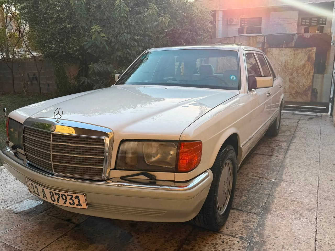 عندي مارسيدس جامبو 300 sel باب طويل (خليجي )موديل 91 رقم بغداد باسمي هزه ورقم جديد السيارة فول مواصفات كشن كهرباء مخمل نيلي تبريد بيانو سلايد روف السياره كهربائيتها بلاديه كير ومحرك بالكارتون مبدلات جدد صار شهر صدر 90 ‎%‎ تبريد شغال السيارة بدون ضربه مصبوغه عام ماعدا القماره بدون صبغ بلاديه سعر السيارة (78 )ورقه وبيه مجال بسيط جدا مكان السياره بغداد حي الجامعه 
***********
***********
