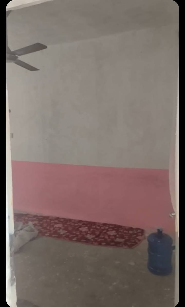 دار البيع المساحه 140 يحتوي عله غرفتين وصاله وستقبال حمام دخلي وخرجي شارع المعمل حي الصدرين قرب دارت متفجرات السعر خاص رقم ***********

