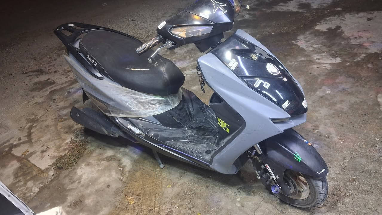 السلام عليكم 
حجم  المحرك 155cc
Yamaha Aerox 155 – موديل 2022 🛵

دراجه كلش نضيفه بدون اي نقص 
مكينه ناعمه مافيها اي مشكله مكينه كلش نضيفه 
باتري جديد 
قايش جديد 
كفرات  مافيها اي كسر نضيفه كلش 
تايرات جداد 
ابريك خلفي امامي جداد
كهربائيات على وضع الشركه 
الشراي يتصل ويدلل 
***********
