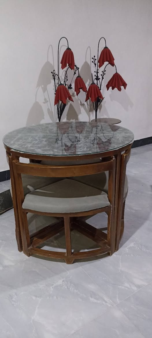 ميز طعام دائري ويا اريع كراسي نضيف للبيع سعر 75 شراي اتصل ***********
