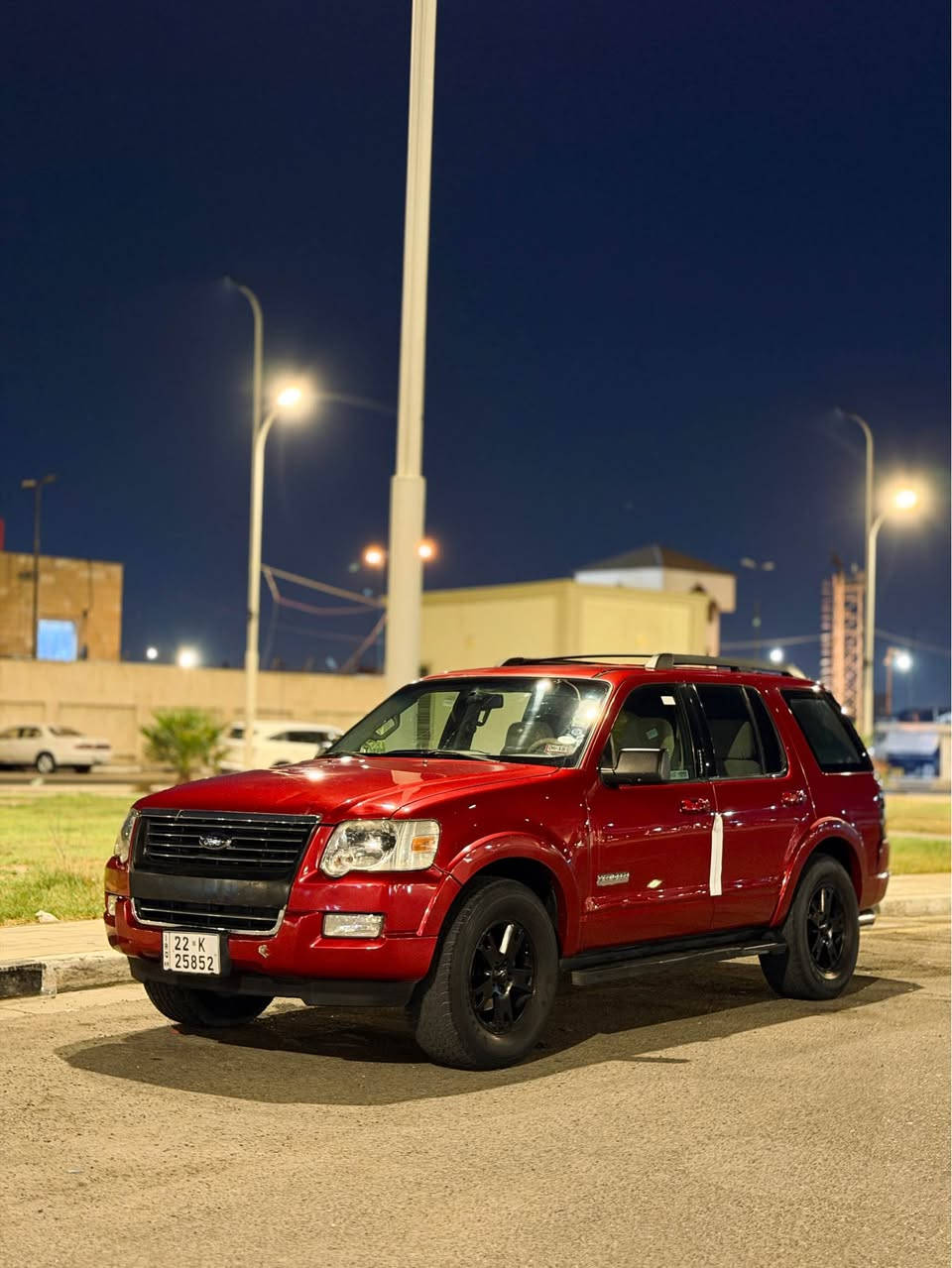 للبيع: فورد إكسبلورر(دفع رباعي) 7راكب 
 الموديل: 2007
 المحرك: V6- 4000
 نظام الدفع: دفع رباعي (4X4)
 التبريد: تبريد مركزي ممتاز 
محرك كير مكفول
الحادث: 3 قطع صبغ فقط من جهة السكن (تعديل جمالي دون ضرر قوي) + ضرر حديث بباب الصندوق كما موضح بالصورة
كزوز ريموت رياضي، ويل كمب أسود، دواسات جانبية، قفل مقطورة.
 الرقم: أربيل (جاهزة للتحويل).سنوية وهزة جديدة.
 📍 الموقع: [البصرة ].
 💵 السعر: 77 ورقة.
 📞 للتواصل: [***********] أو خاص. البصرة, العراق
