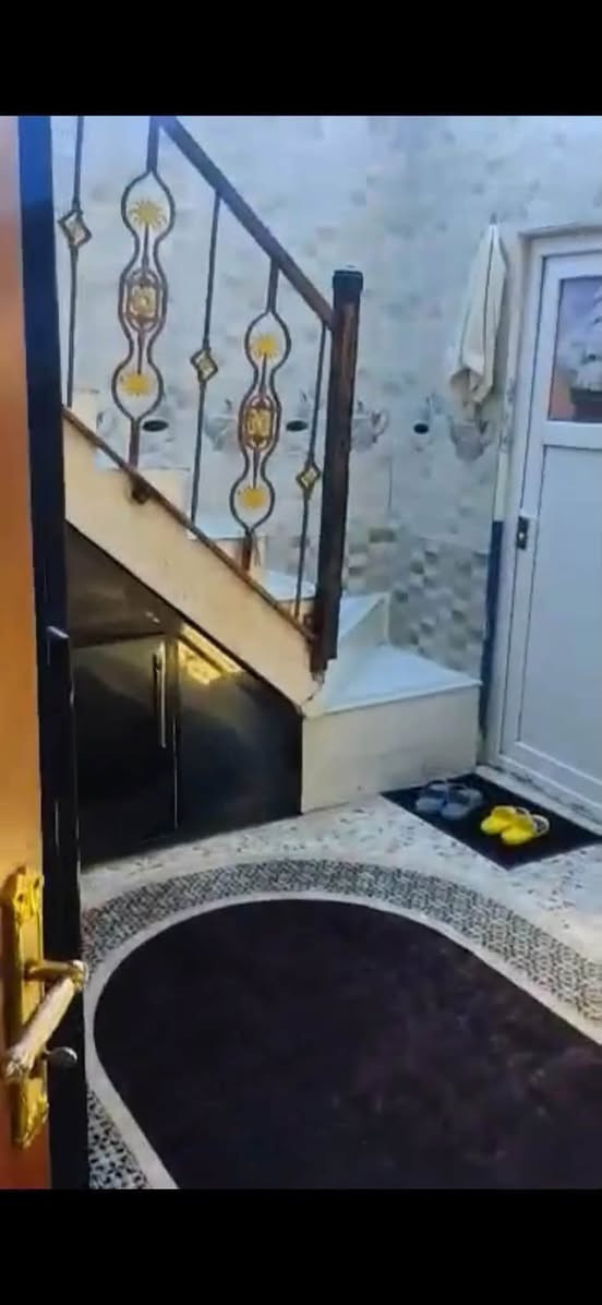 بيت للبيع  طابقين مساحة ٥٠ متر مربع طابو زراعي ملك صرف سند ٢٥
واجهه ٨ نزال ٦.٥ بناء ٢٠١٧  السعر ٧٥ مليون وبي مجال

طابقين يحتوي على مدخلين استقبال ومطبخ وحولي وغرفة نوم في الطابق الثاني وصحيات العنوان الشرطة الخامسة  قرب جامع الجميلي  اول بيت في مدخل شارع الجميلي  

علما المنطقة مخدومة من قبل الدوله مجاري وماء وكهرباء وانترنيت ظوئي وقريب من البيت كامل البنيه التحتيه مدارس وافران  وأسواق وكل المستلزمات  ومعاملة البيت كامله في وحده الرشيد ومرقم من قبل امانه بغداد والبلديه  

للاستفسار *********** واتساب  24 ساعة فعال مع صاحب الدار  شخصيا
