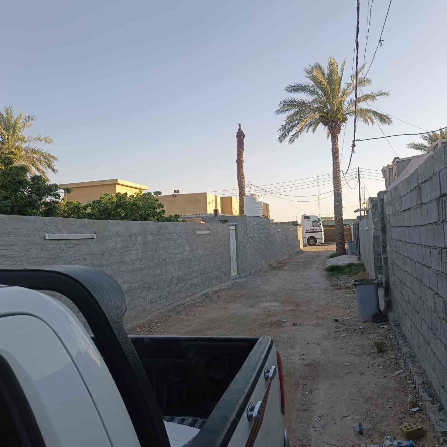 السلام عليكم بيت للبيع مساحة ١٥٤
ابو غريب الناحيه قرب ملعب البستان 

مساحة البناء ١٣٠ 

واجهة ٨/٨٠م 

نزال ١٧/٥٠م 

البيت اعله من شارع ريسي نص متر 

اساس عرض ٥٠ ارتفاع ١٢٠ 

طابق ارضي بلوك 

طابق ثاني طابوك 

مجاري كهرباء صحيات ضمان ٢٠ سنه 

ابواب غرف تركي 

حمامات ٤ 

غرف نوم ٤ 

ستغبال 

مطبخ بارد ومطبخ حار 

البيت ويا كاونتر تركي تفصال 

شبابيك حديد جام ٦ ملم 

ارضيات جوه كاشي سليمانية ٤٠×٨٠ 

طابق ثاني بورسلين 

واجهة تغليف كامله 

اناره البيت ١عله ١ 

بيت طابو سند٢٥

كهرباء شارع ريسي 

ماي حلو ابي 

مجاري سبتتنك  حلين

السعر٩٥وبي مجال

رقم الهاتف ***********
