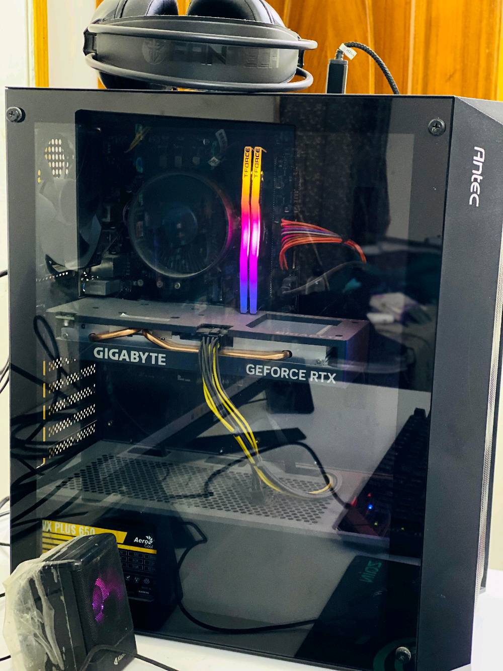 🔥 تجميعة قيمنق متكاملة للبيع (PC + شاشة ASUS + جهاز UPS) 🔥
تجميعة جاهزة ومثالية للألعاب القوية (PUBG، GTA V، وغيرها) والتصميم والمونتاج، مع حماية كاملة من انقطاع الكهرباء.
💻 أولاً: مواصفات الكيس (PC Gaming)
المعالج (CPU): Intel Core i5-12400F
كرت الشاشة (GPU): Gigabyte RTX 4060 Eagle (يدعم تقنيات DLSS 3 وتتبع الأشعة)
الرام (RAM): 16GB DDR4 (3600MHz) T-Force
اللوحة الأم (Motherboard): MSI H610
التخزين (SSD): Lexar 1TB SATA3
مزود الطاقة (PSU): Aerocool 650W
الكيس (Case): Antec NX292
🖥️ ثانياً: الشاشة (Monitor)
الشركة والموديل: ASUS TUF Gaming
نوع اللوحة: IPS بألوان ممتازة وزوايا رؤية واسعة
الدقة: Full HD (1920 × 1080)
معدل التحديث وزمن الاستجابة: 144Hz - 165Hz مع استجابة 1ms ودعم تقنيات G-Sync / FreeSync
🔋 ثالثاً: جهاز UPS (منظم ومزود طاقة)
الشركة: BlueStorm Power Solutions
المميزات: شاشة LCD لعرض نسبة البطارية والجهد، مع نظام منظم جهد تلقائي (AVR) لحماية التجميعة من تذبذب وانقطاع الكهرباء.
✨ الحالة: التجميعة بحالة ممتازة وجاهزة للاستخدام المباشر.
📌 السعر الكلي المطلوب: مليون ونص بي مجال
📍 الموقع / بغداد
📞 للتواصل والاستفسار: [***********]