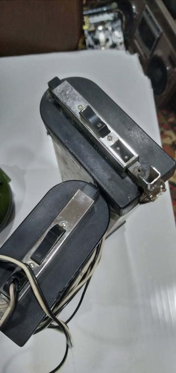 ***********
مجموعة من أجهزة الإنارة المحمولة والمصابيح اليدوية الكهربائية ذات الطراز القديم (Vintage/Retro)،  تعود لفترة الثمانينيات أو التسعينيات.
