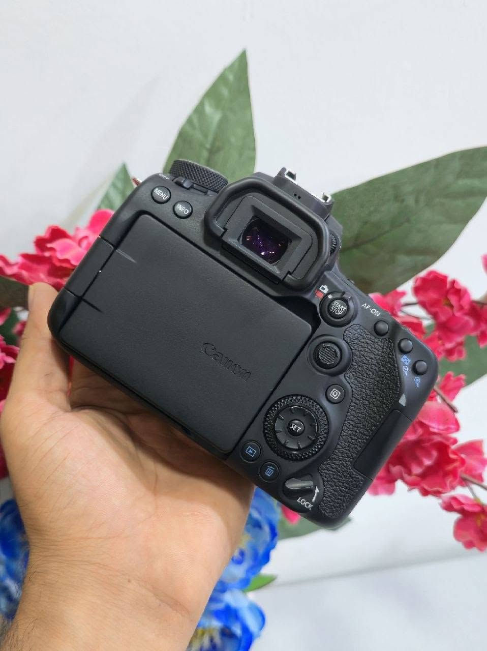Canon EOS 90D+18-135kit
كاميرا جديده لوك نضافه 100%
دقه 32.3ميكابكسل 
تصوير فيديو 4k وشاشه لمس قلاب 
وايفاي او بلاتوث وتتبع الوجه
توصيل متوفر واتساب 
***********
@الجميع
