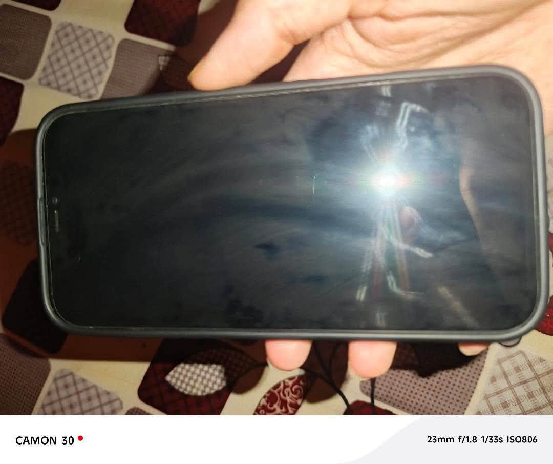 ايفون 12 برو ماكس ذاكرة 128 فيس إيدي متوقف و مبدل شاشة اصلية بس مو وكالة لمسها يخبل و بطارية كامرات شغالة بس اكو كامرة بيها هزة خفيفة والباقي شغال طبيعي مراوس شعندك نزل
مكاني بغداد الشعب 
*********** واتساب
