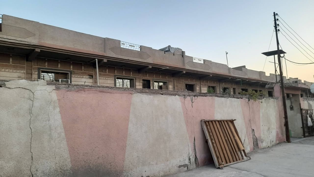 عمارة للبيع تصلح شركة أو معمل أو مخازن أو دور سكن مساحة دونم مساحة البناء ٨٠٠م طابقين  عنوان بغداد طريق البسماية مفرق المدائن رقم ***********او*********** خابرني تفاصيل طابو ٢٥بسمي
