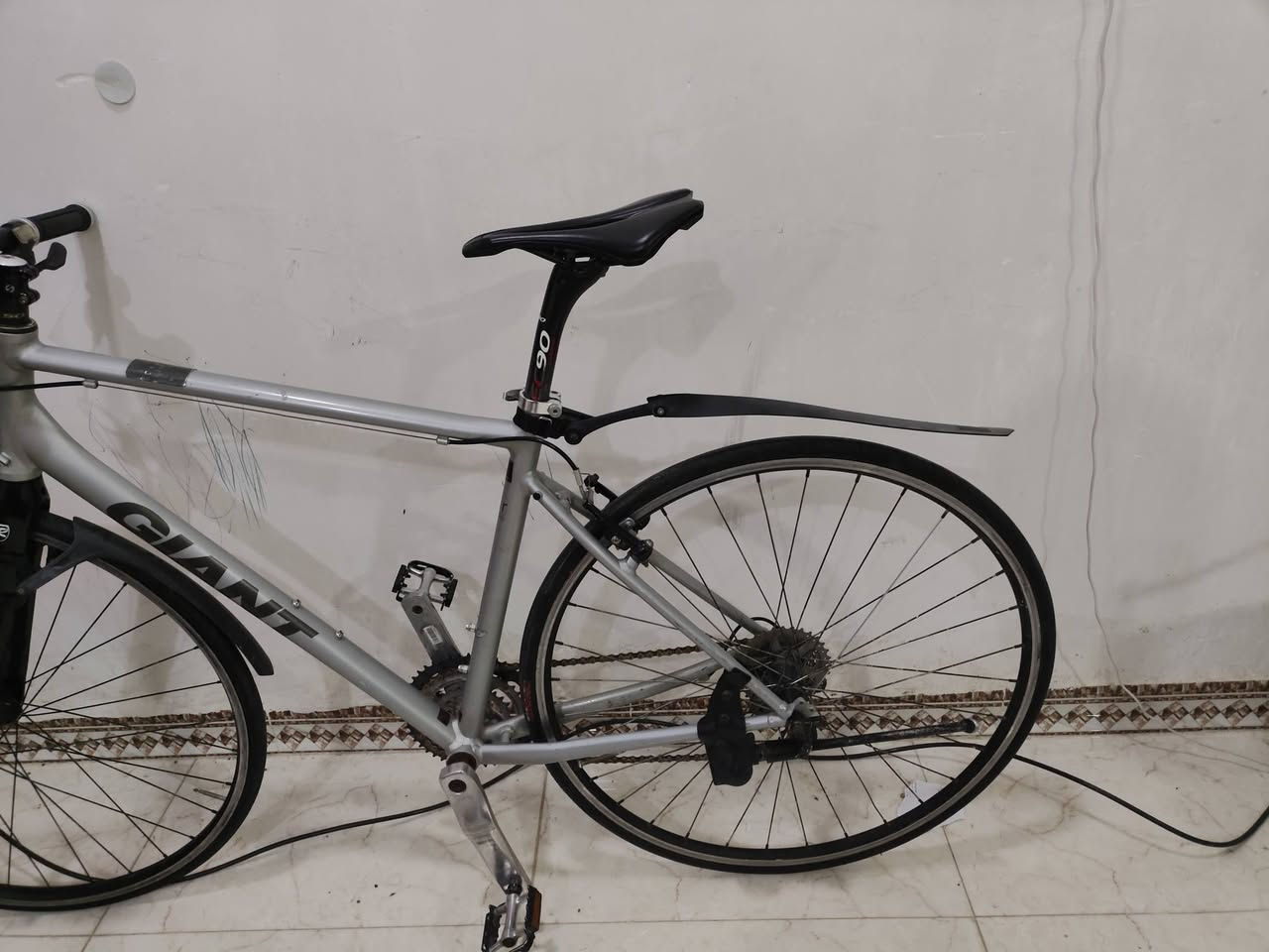 🚴‍♂️ بايسكل C700 للبيع
🔹 الماركة: Giant
🔹 ارتفاع الفريم: M
🔹 سستم سرام بدون نقال أمامي
🔹 3 قطع كاربون:
 • بوري سرج كاربون
• ركبة كاربون
• ماشّة كاربون
🔹 بريك خلفي فقط
🔹 نظيفة
🔹 جامَلغ أمامي وخلفي

💰 السعر: 190 ألف، بي مجال
🚚 يوجد توصيل
📍 مكاني: كوت
📞 ***********
