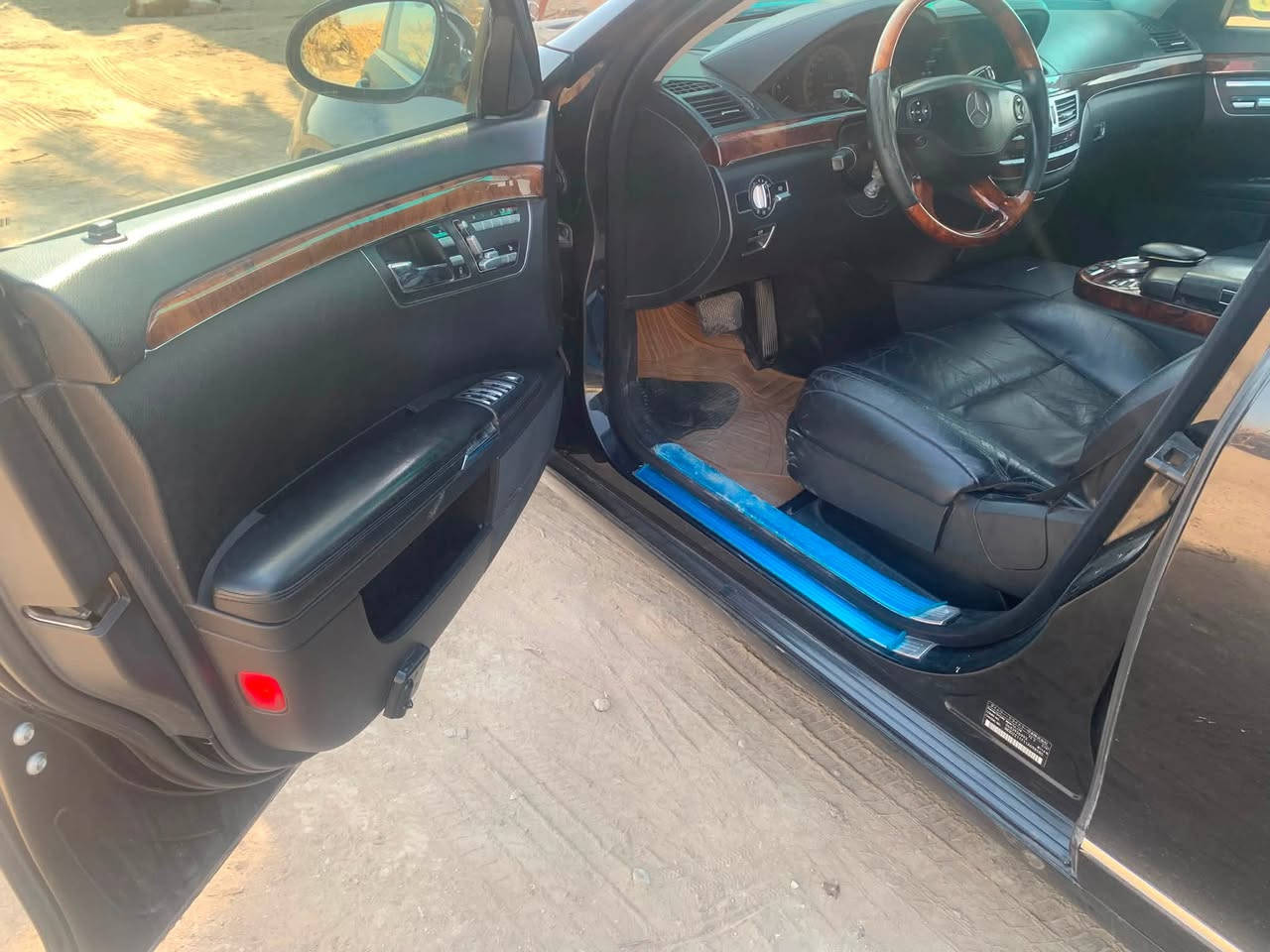 السلام عليكم مارسدس بنز s550 وارد يابان بيه دور جاملغ الخلفي صبغ بصيط الباقي كفاله فول واحد على واحد كلشي بيه شغال. مواصفات بعى معروفه الباب الطويل او شفط  وكلشي باين بلصور اي استفسار  *********** 
سعر سياره 190 بي مجال بصيط سياره ترقيم جديد قرار 102 بعده بريحت الشركه.
