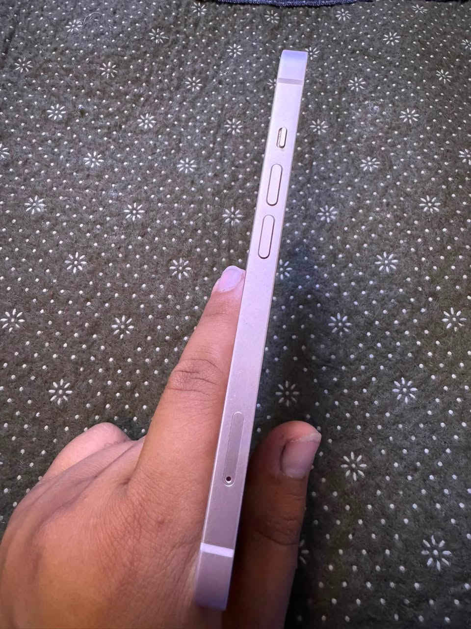 للبيع ايفون ١٣ عادي عربي مو أمريكي يعني ممعلة بلادي  
البطارية ٧٥ 
الذاكرة ١٢٨ 
الجهاز نظافة ١٠٠٪؜
الجهاز وتر مداخل أي تصليح 
السعر ٤١٠ 
مكاني بغداد حي اور 
***********
