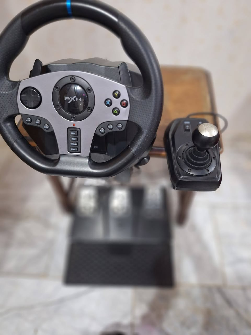 دركسون PXN. V9 نضيف و جديد  و ما مستخدم لاكثر من ٥ ساعات
يعني مرتب و يدعم ال PC و بلي 3 و بلي 4 و يدعم اكس بوكس سريس اس و اكس بوكس ون جهاز مرتب و استخدام قليل 

 سعره ١٢٠ الف و بي مجال بسيط  

و بس الكارتون شويه تعبانه بس الجهاز نضيف 

رقمي

***********

و اي استفسار راسلوني خاص 

١. الكير 6 نمر 

٢. الدركسون بي فرا و فرا و نص يعني  يفتر بدرجه 270 و بدرجه 900
