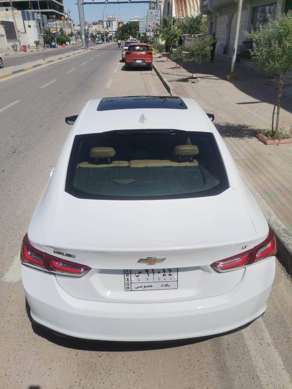 سلام عليكم.
ماليبو بيضه للبيع موديل  2021 مواصفات فول 
1-  LT
2- فتحة بانوراما سقف
3-مكينة تيربو 1500
4- دواخل مشمشي واسود
5- بگ لايت طيارة
6شاشة
7-تبريد شغال
8- حادثها بچم
ضرباتها بارد وبيه طخات خفيفه وتعديلات 
مكينة گير تبريد حداديه ممتازه السياره جاهزه بيع مستعجل 
باقي الرقمها ٦ اشهر ويتحول رسمي حاليا معوقين بغداد 
سعرها 95 وبيها مجال
*********** البصرة, العراق
