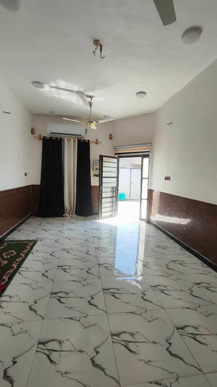 بيت للبيع
 المساحة: 200 الوجه 10 والنزال 20 
يحتوي على:
غرفتين مساحة كل واحدة 5x4
صالة 4x7
استقبال 4x7
مطبخ 4 ونص 4x
صحيات داخلية وخارجية
حديقة ١
المواصفات: الاستقبال، المطبخ،
والصحيات الخارجية جاهزة ومكسوة
بالسيراميك .
الغرفتين والصالة
غير ملبوخات (بحاجة إلى إكمال التشطيب). الخدمات متوفرة بالكامل: ماء، مجاري، كهرباء، بلدية ، شارع سبيس. 
الموقع: قلعة سكر / حي الزهراء
(الماشوشة)
ملاحظة/بناء بلوك بتلو عالي السقف
عكادة البناء جديد
للاستفسار مراسلتنا على الخاص او الاتصال او المراسلة على الواتساب ***********
