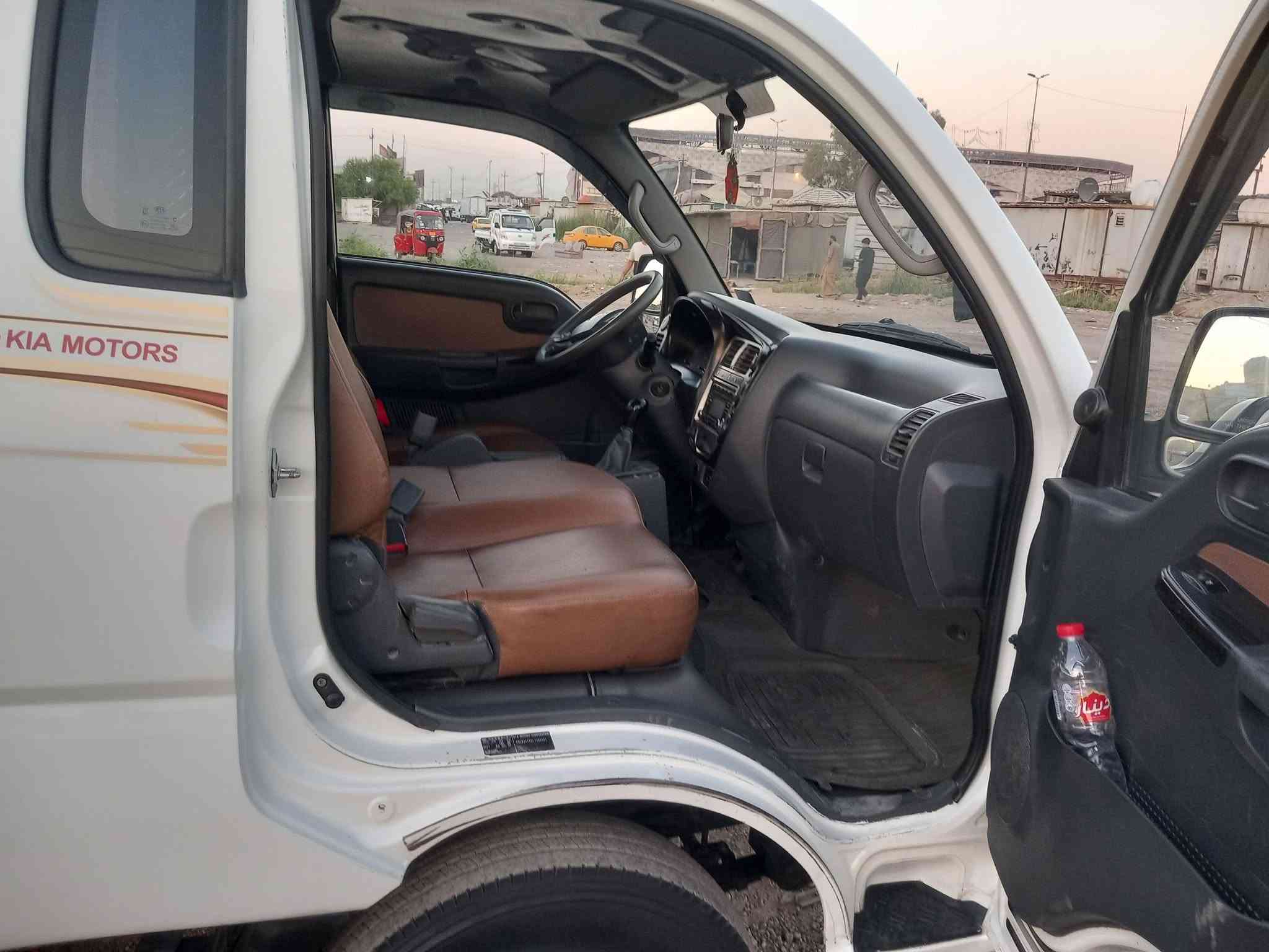 السلام عليكم سيارة كية فحل الرقم بغداد مكفولة كفالة عامة لا ضربة ولا صبغ محرك 4000 موديل2020  سيارة جديدة ماشي 94 تاير الخلفي 14 محرك جديد  مكان بغداد رقم تلفون ***********

