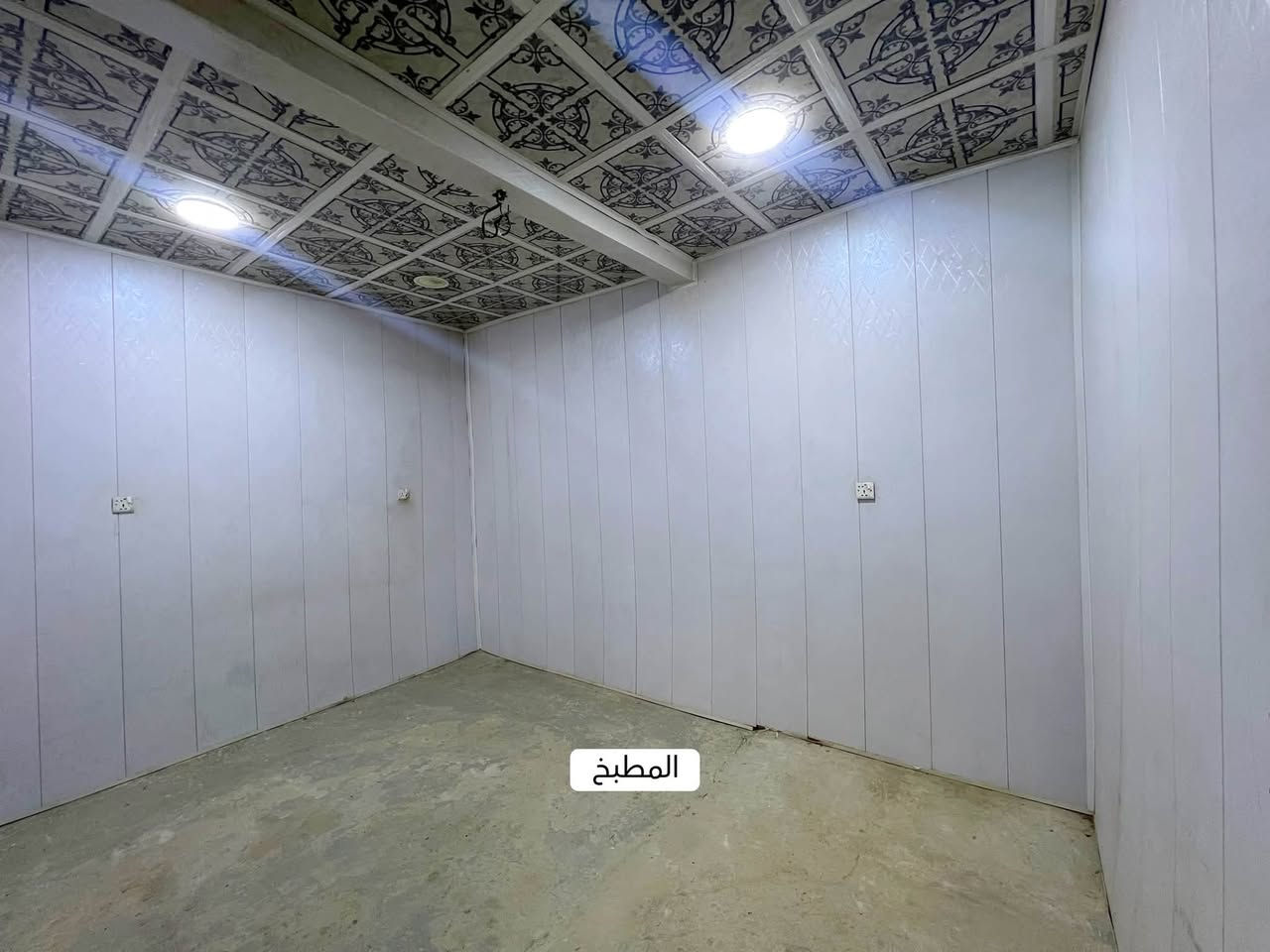 السلام عليكم ورحمة الله 

دار طابقين للبيع في منطقة كرفانات الشعلة الواقعة تحت جسر سريع الشعلة مجاور منطقة الاساتذة مساحة 80 متر بسعر مناسب جداً

يتكون الدار من الطابق الاول
گراج صغير
حمام + تواليت 
استقبال
هول
مطبخ

الطابق الثاني
غرفة نوم كبيرة
غرفة نوم صغيرة ومن عندها باب الى السطح

الدار كامل كهرباء ماء مجاري
نقص الدار صبغ وبعض الترتيبات الصغيرة

التواصل على *********** متوفر واتساب

نص مكتوب في الصور:
- المطبخ
- غرفة 1
- غرفة 2
- الهول
- حمام+ تواليت
- كراج صغير
